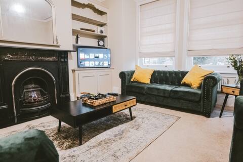 Top Airbnb: St. Michael's Town House in Gloucester