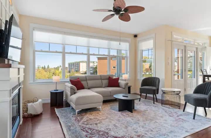 Lakeside Escape | 3br, Morning Deck & Lake Views - Moncton