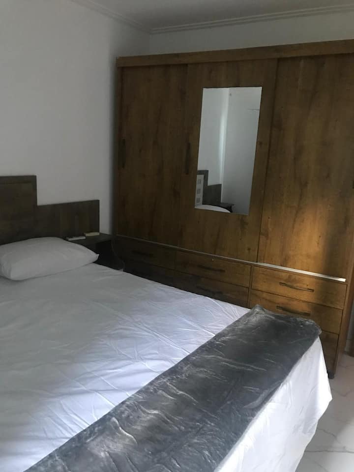 Manželská posteľ s nepremokavým chráničom a inou podšívkou na vrchu;
Vankúše s nepremokavým chráničom a inou podšívkou na vrchu;
Guarda Roupa;
Vešiaky;
Klimatizácia
Všetko bolo usporiadané a hygienicky vyčistené.