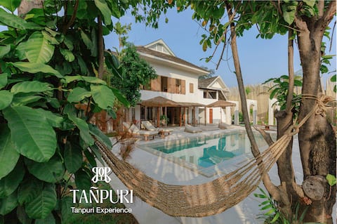 8BR Estate | Pool | Walk to Old Town | Maid