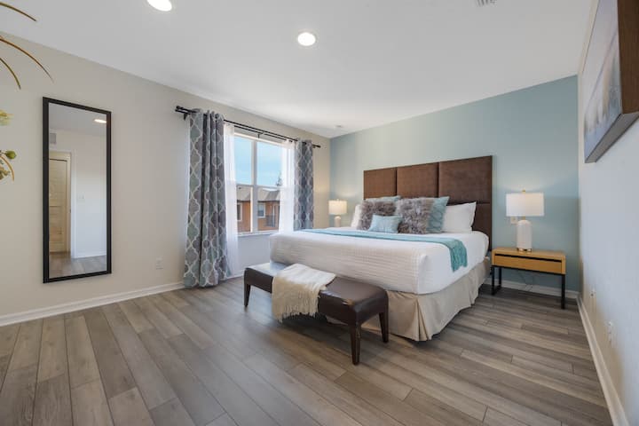 Suita kryesore me krevat dopio "king", banjë brenda në suitë, televizor inteligjent, komodinë e të tjera 