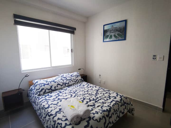 Dvojposteľ, buros s lampami a mäkkými a pevnými vankúšmi.