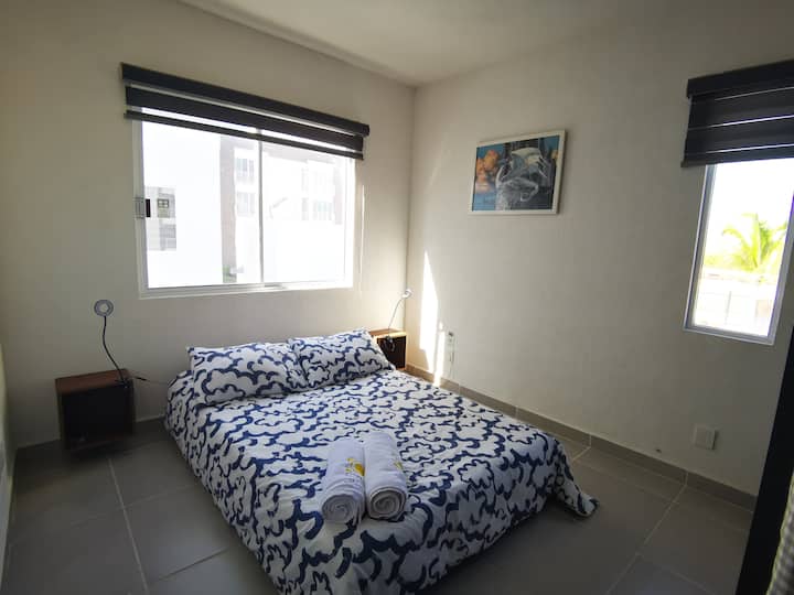 Dvojposteľ, buros s lampami a mäkkými a pevnými vankúšmi.