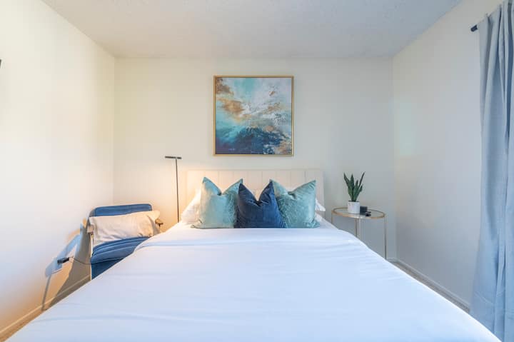 Détendez-vous dans cette chambre sereine avec literie moelleuse, éclairage doux et décoration apaisante. Parfait pour se détendre après une journée d'exploration des attractions locales comme The Americana at Brand ou Griffith Park.