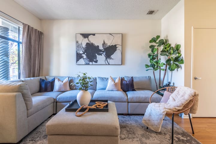 Family Friendly| Pool|Hot Tub| 10 min to Universal| Free Prk