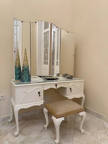 Neoclassical Royal Palace next to Acropolis gallery image 5