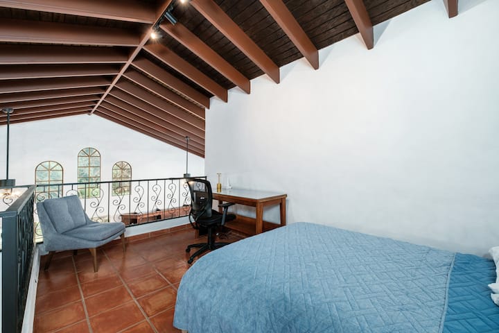 Dormitorio 【loft】 Relájate o trabaja con estilo en el acogedor loft que cuenta con un escritorio de cedro construido a medida.