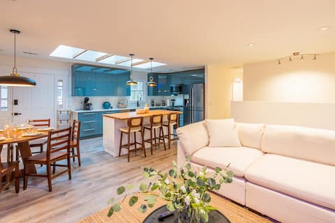 Modern Guest-Loved: King Beds, HotTub, Game Room