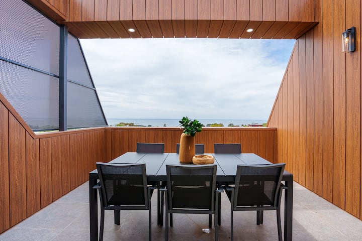 Modern 3-level Townhouse With Stunning Bay Views - Portarlington