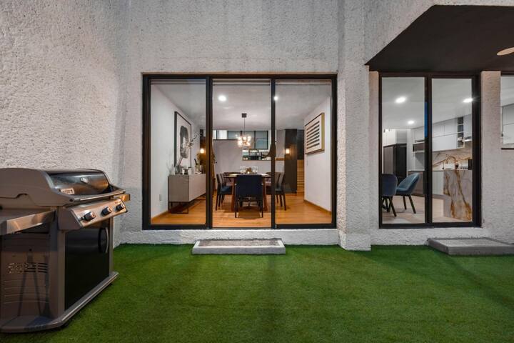 Modern 5-story Architectural Digest Home gallery image 3