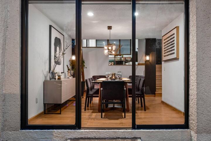 Modern 5-story Architectural Digest Home gallery image 4