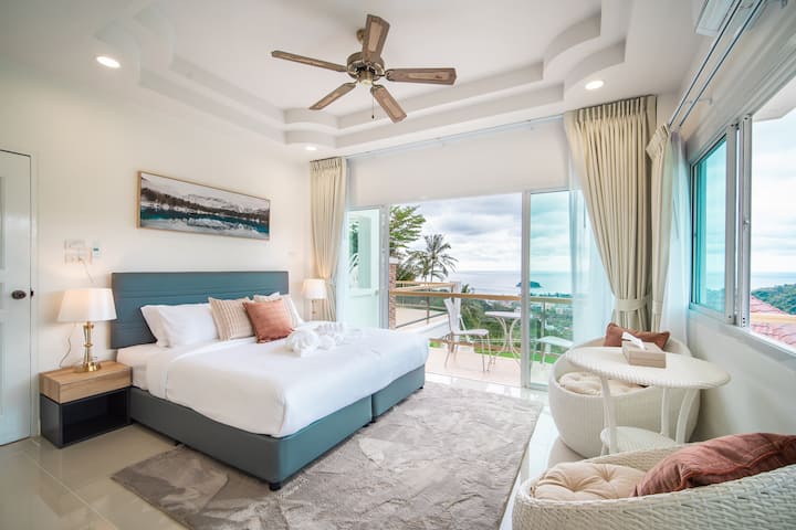 Главната спалня има най-добрия панорамен изглед към морето във вилата. Има просторен Г-образен балкон, плъзгащи се врати от пода до тавана и панорамни прозорци с ширина 4 м, както и вана, която перфектно интегрира очарователния изглед към морето и планината с интериора, с легло 180 × 200 см и собствена баня.