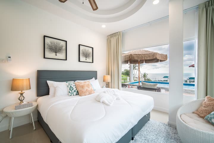 Тази стая има зашеметяващи гледки към басейна и морето от едната страна и към буйния зелени пейзаж на планината на Големия Буда в Пукет от другата. Тя разполага с легло с размери 180 × 200 см и самостоятелна баня