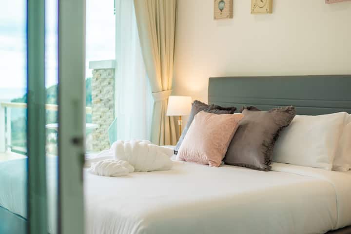 Изглед към морето, голям балкон с изглед към морето и люлка на балкона, легло 180 × 200 см, обща баня.