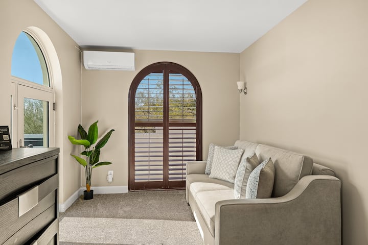 Sofá cama tamaño queen ubicado dentro de la suite del dormitorio principal.  Ideal para esos huéspedes adicionales o pequeños.  ¿Mencioné las excelentes vistas?