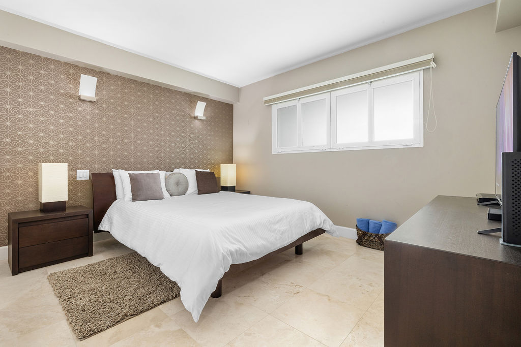 Deze uitnodigende slaapkamer biedt een rustig toevluchtsoord met zijn comfortabele ruimte, perfect voor rust en ontspanning. 