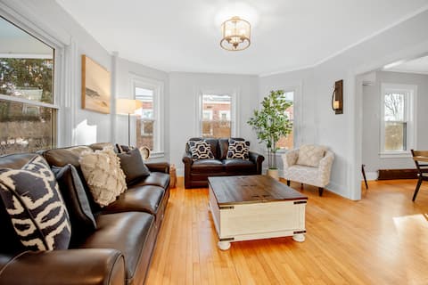 Top Airbnb: Victorian on Campus - Mins to UMass & Amherst Ctr in Springfield