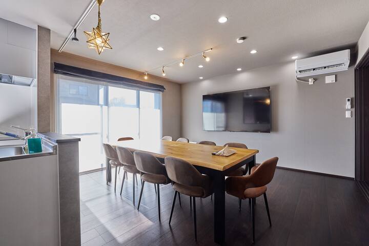 A new inn with sauna, jacuzzi, and 85-inch TV, where you can spend