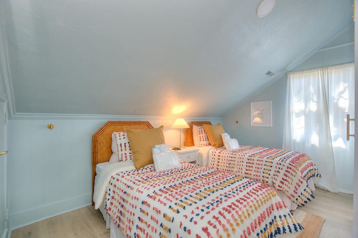 Upstairs bedroom w/ 2 single beds & smart TV.