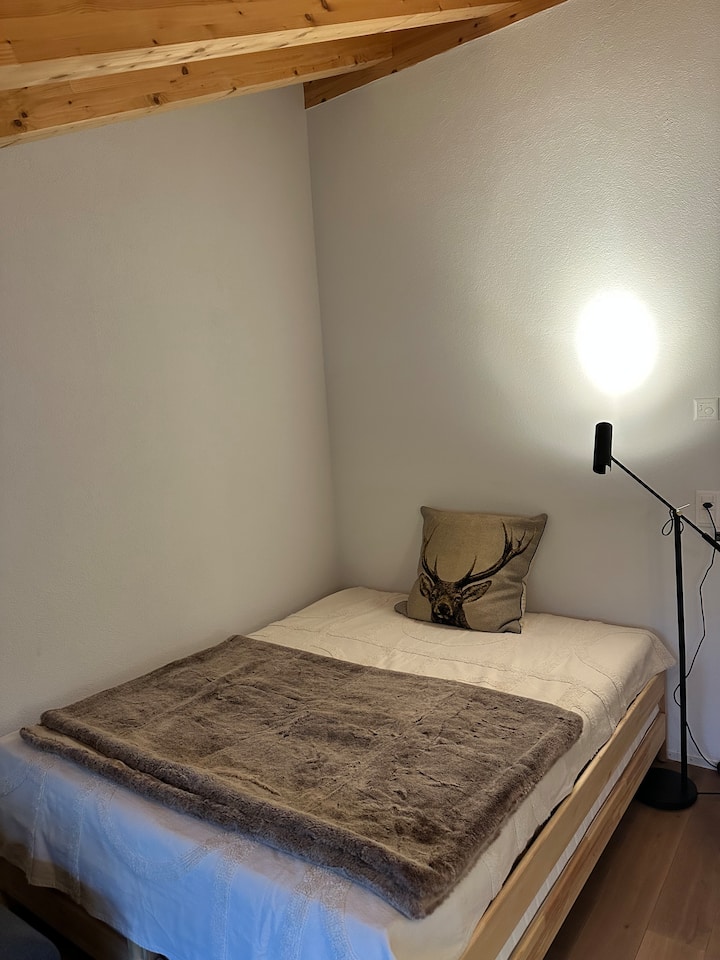 Спална соба 2 со дополнителна бања со када и туш