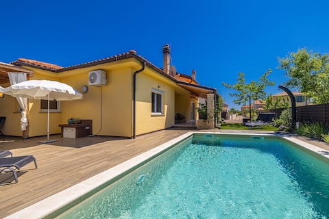 Holiday house Amarilla with private pool