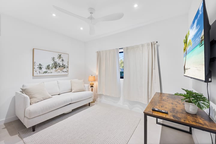 Პატარა საძინებელი სრული სააბაზანოთი, რომელიც მოსახერხებელია პირველ სართულზე, სამრეცხაო სივრცის გვერდით. Წარმოდგენილია გასაშლელი დივანი, ტელევიზორი და სამუშაო მაგიდა.