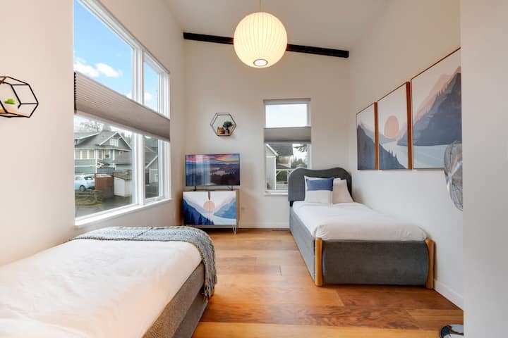 חדר שינה עם שתי מיטות נפרדות ושתי מיטות מתקפלות.