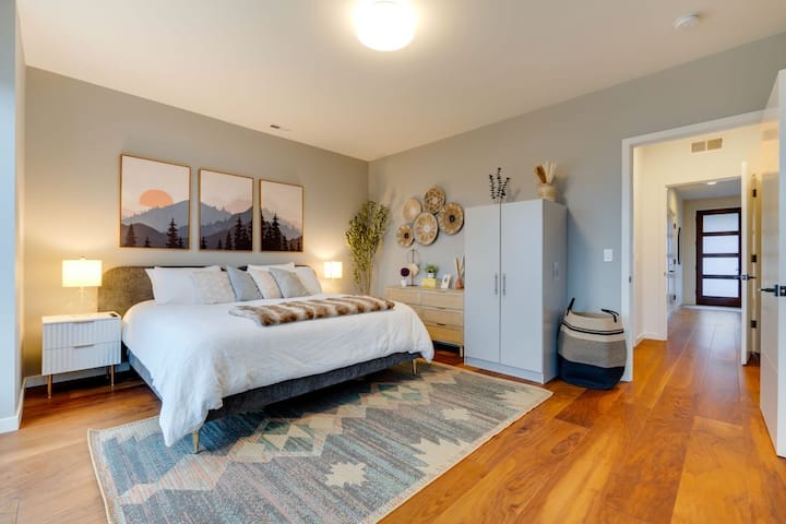 סוויטת הורים עם מיטת קינג סייז, חדר רחצה פרטי עם מקלחון ודק חיצוני פרטי.