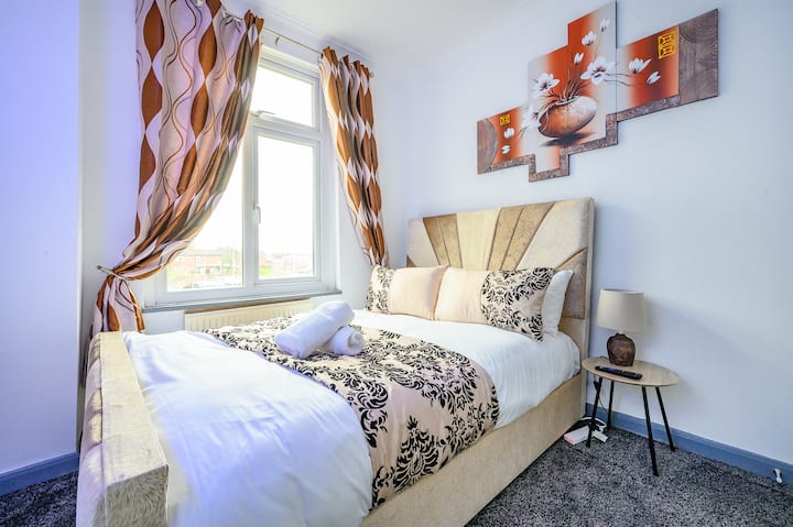 A lovely and cosy 2nd bedroom with a double bed  featuring a big-screen Smart TV with Netflix, offering the perfect space to unwind and relax.