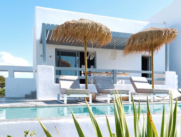 Céline, Elegant House with Pool, Garden & Rooftop