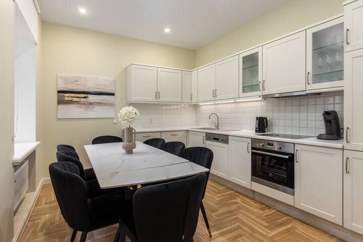 3bd Old Town apartment w/ Sauna gallery image 4