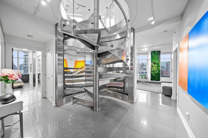 Luxurious Skyview Penthouse