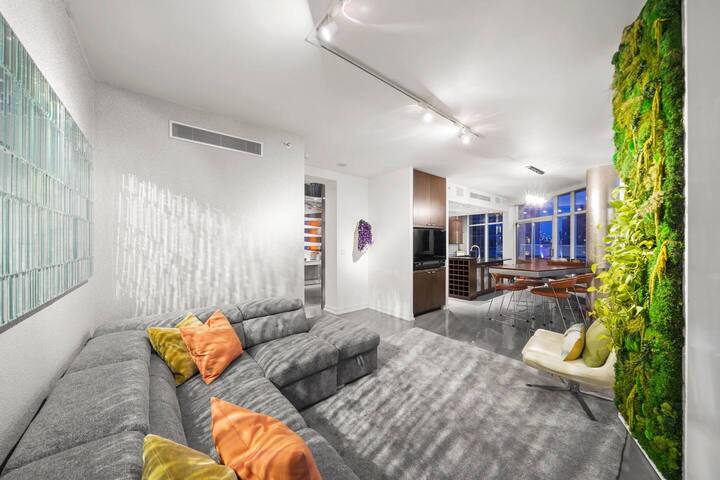 Luxurious Skyview Penthouse gallery image 5