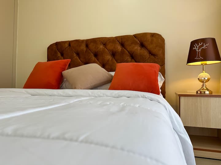 חדר שינה נעים עם מיטת קווין סייז לשינה רגועה ומנוחה