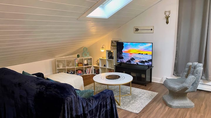 Loft Over Edgemont | Half Mile To Lake Sunapee - Lake Sunapee, NH