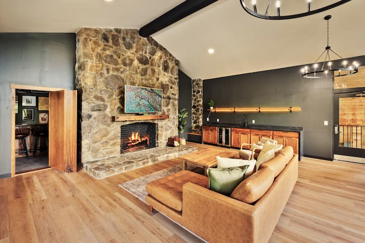Pet-friendly 2 Queen Room - Townsend, TN