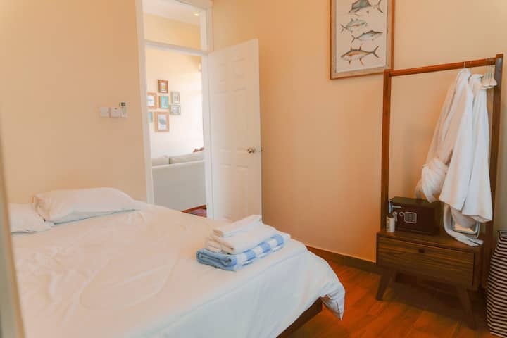 Cette chambre est équipée d'oreillers, de draps propres et de peignoirs. Profitez d'une salle de bain attenante, d'un coffre-fort pour vos objets de valeur, d'une lotion pour des soins supplémentaires, d'une armoire pour le rangement, d'un dépoussiéreur et d'un défroisseur.