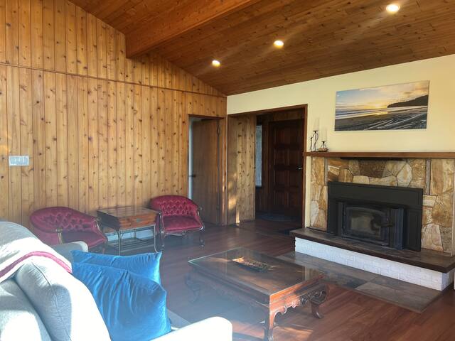 Oceanfront Lodge: Your Private Retreat to Nature gallery image 4