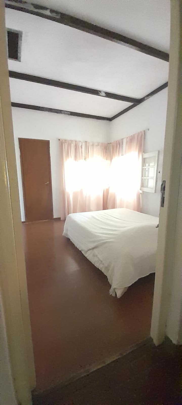 Chambre lit double avec deux fenêtres doubles en bois Dressing