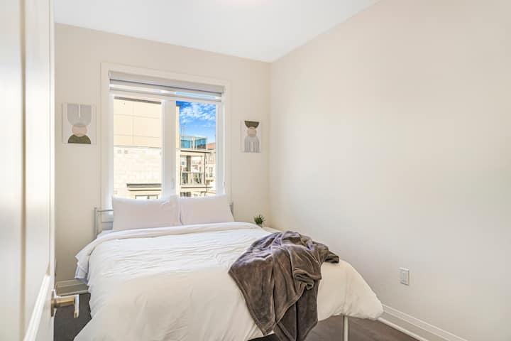 Საწოლი 152 × 203 სმ, გვერდითა მაგიდის დამატებითი თეთრეულით