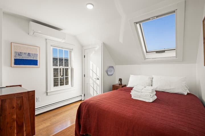 El segundo dormitorio ofrece un refugio tranquilo con una cama cómoda y mucha luz natural. Perfecto para los huéspedes que buscan un espacio relajante para relajarse. 

