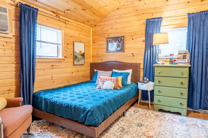 Dormitorio 1 ~ Cama tamaño queen con una cómoda para guardar ropa.
