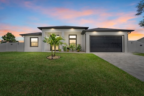 NEW Coastal Build + Heated Pool/Spa, Min To Beach