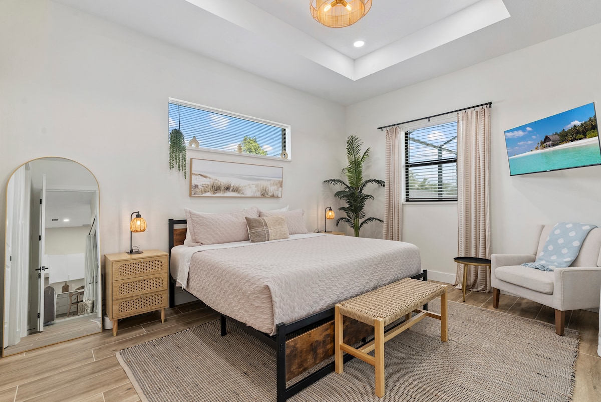 ห้องนอนใหญ่ที่กว้างขวางนี้เป็นของขวัญและมีทางเข้าสู่ระเบียงและพื้นที่สระว่ายน้ำแยกต่างหาก 