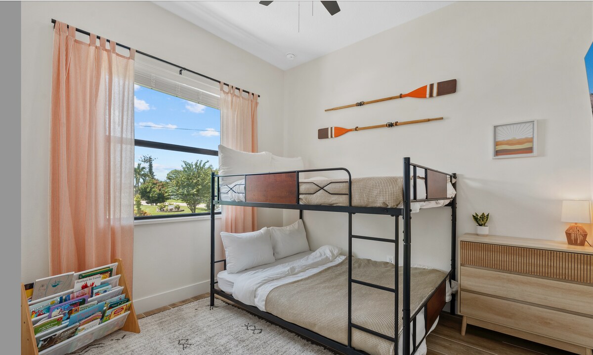 ห้องนอนเด็กมีทุกอย่างตั้งแต่หนังสือไปจนถึงของเล่น ลูกๆ ของคุณจะมีความสุขและสนุกสนาน ทุกคนจะได้มีช่วงเวลาดีๆ 