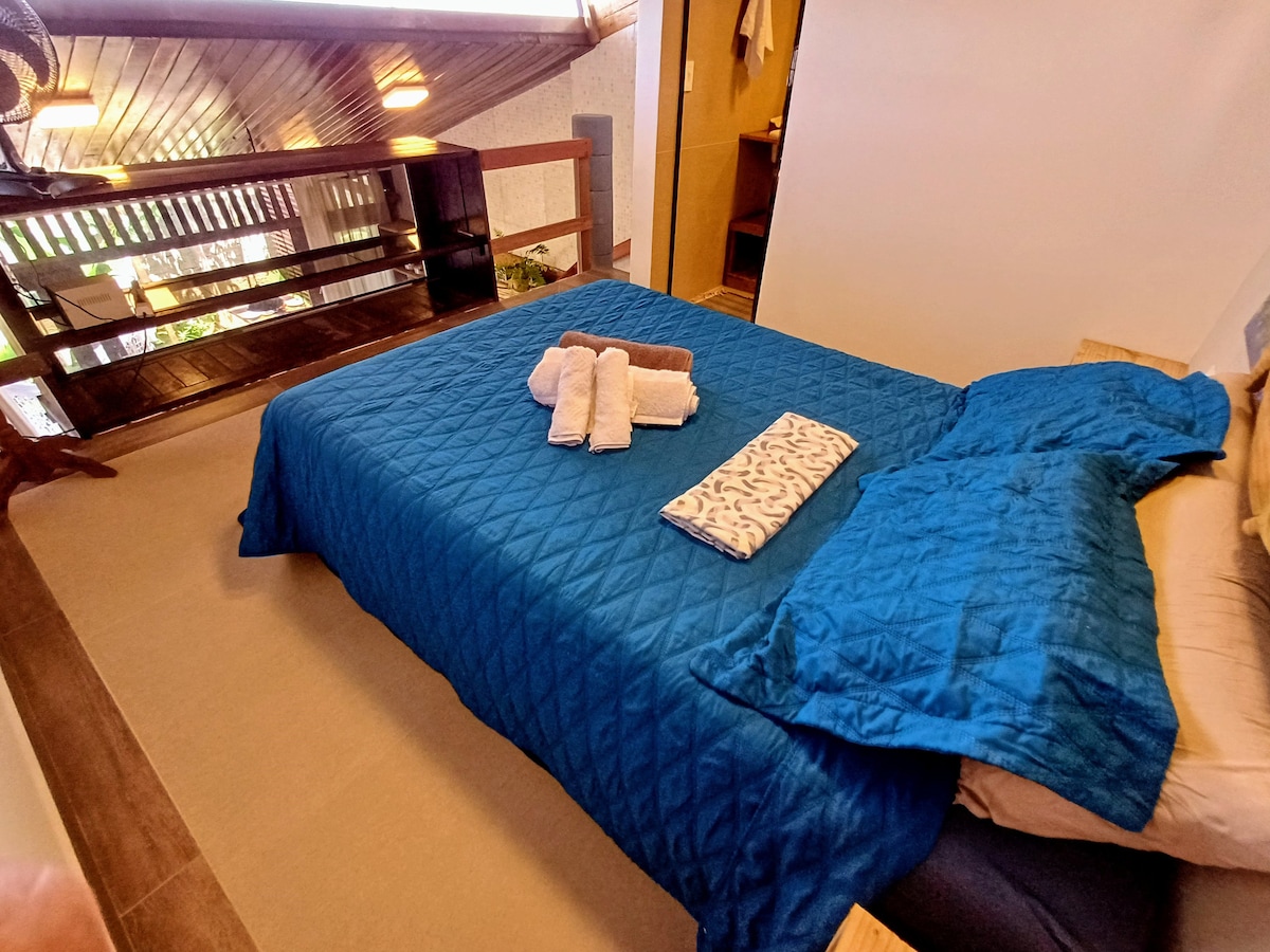 GALHARDO COTTAGE - MEZZANINE
סוויטה עם מיטה זוגית, שולחנות ראש המיטה, ספסל תמיכה עם מדפים, טלוויזיה ומאוורר.
