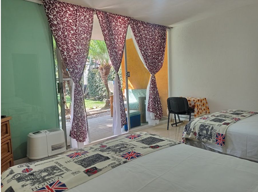 לנוח בחדר המרווח והנוח הזה, עם תאורה טבעית ונוף לגינה כדי להתעורר עם אנרגיה מחודשת.