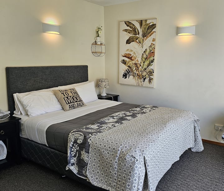 Iconic Albert No 6  Upstairs Queen Rooms - Whitianga