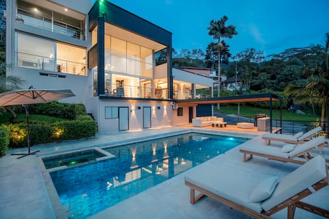 Elegant Villa in Envigado | Pool + Provenza 13min
