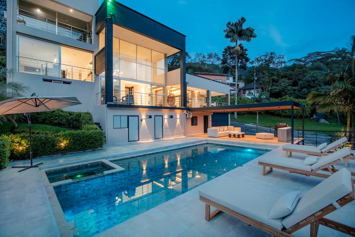 Villa 8 people 16+ pool + hot tub. 12 min Provenza